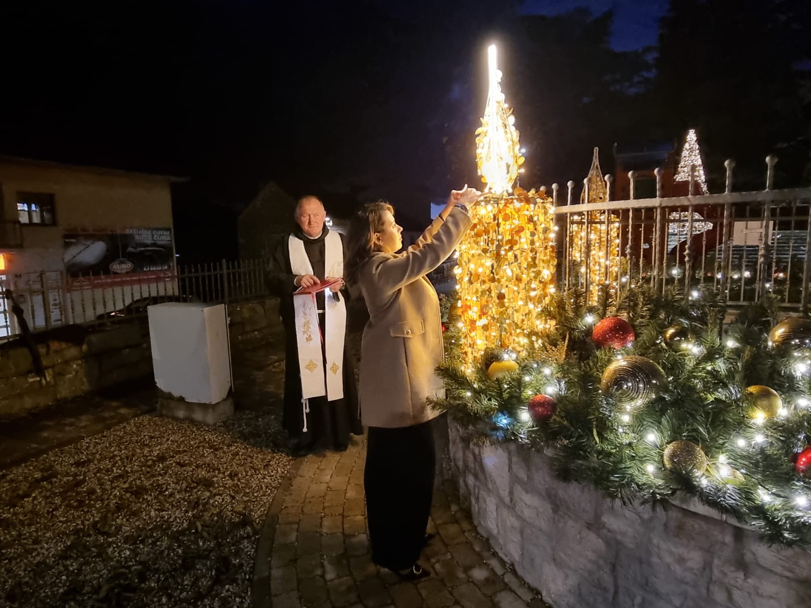 Svečano upaljena prva adventska svijeća