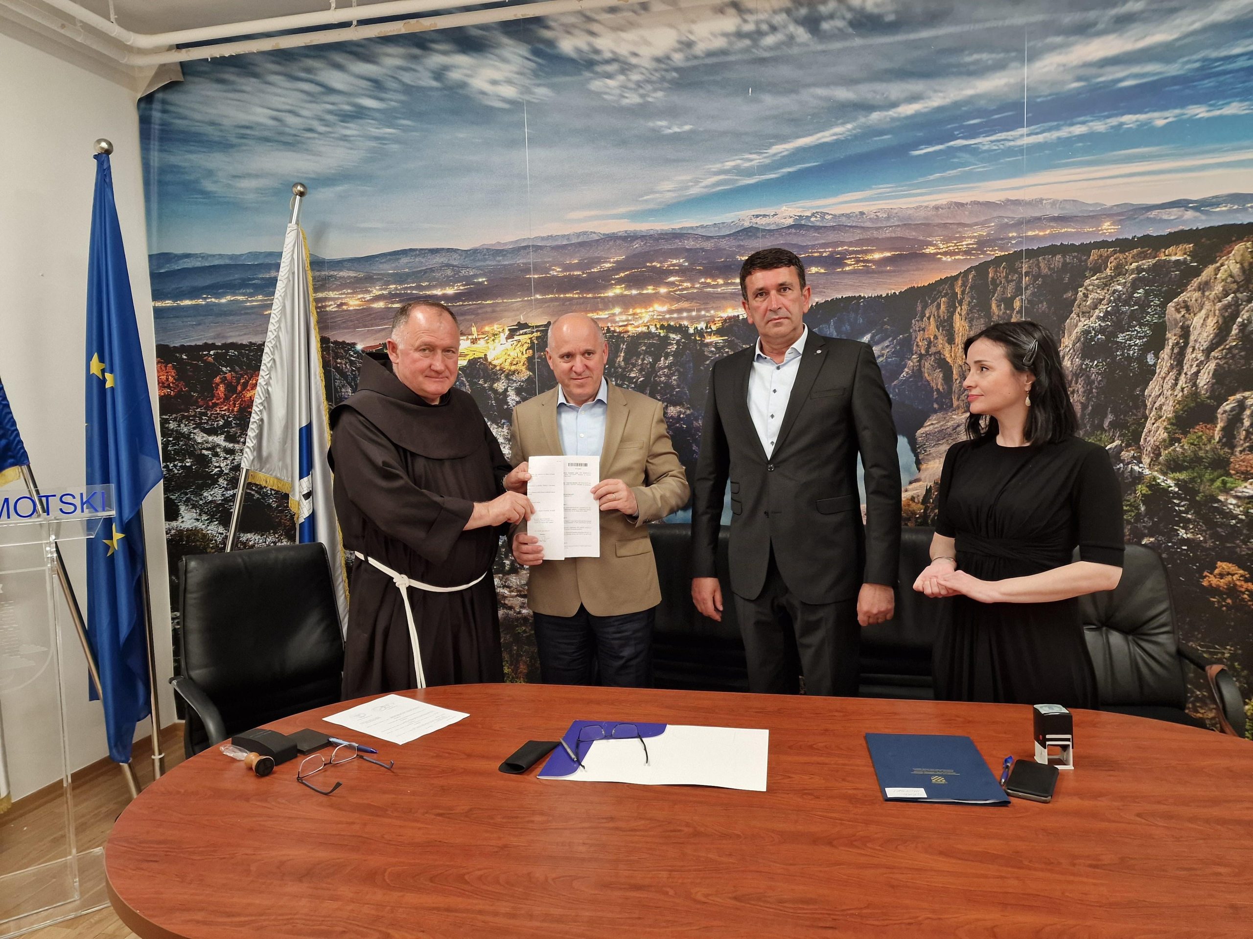 Potpredsjednik Vlade i ministar Branko Bačić uručio ugovore za dodjelu sredstava