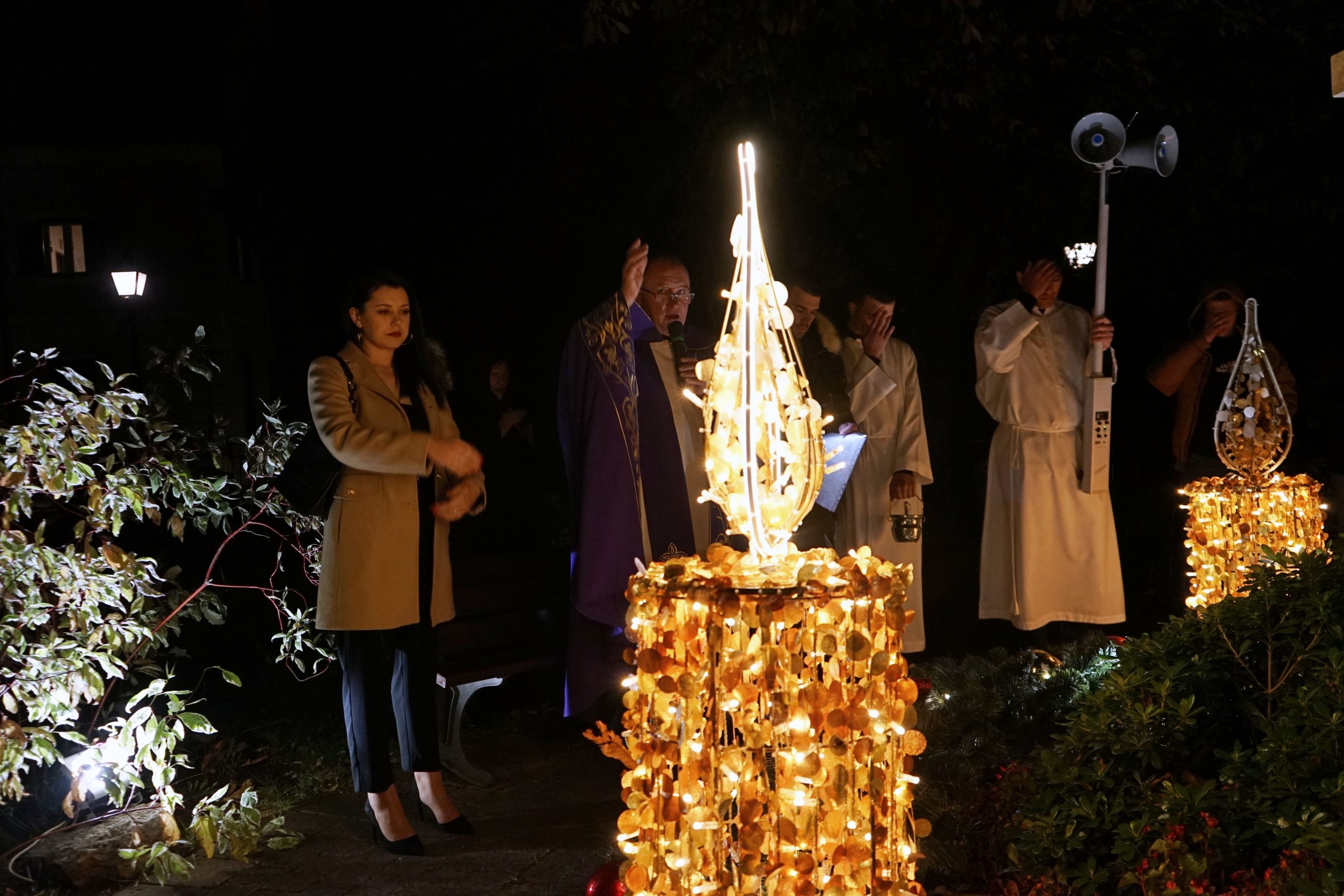 Upaljena 1. adventska svijeća