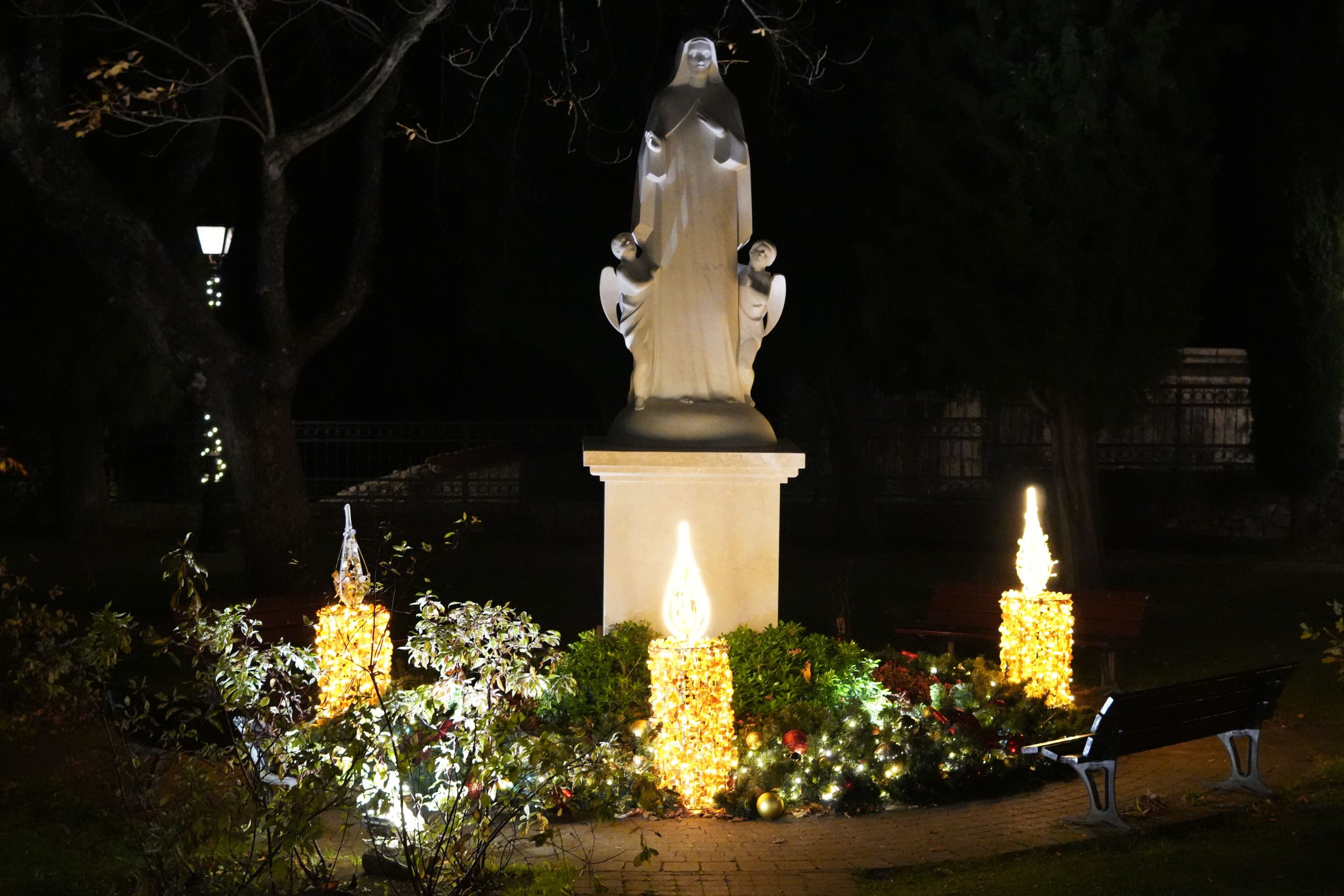 Upaljena 2.adventska svijeća